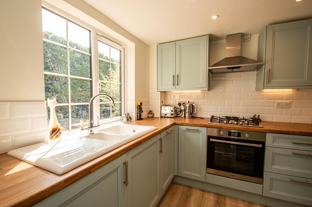 Property photo 3 of 10 Kitchen