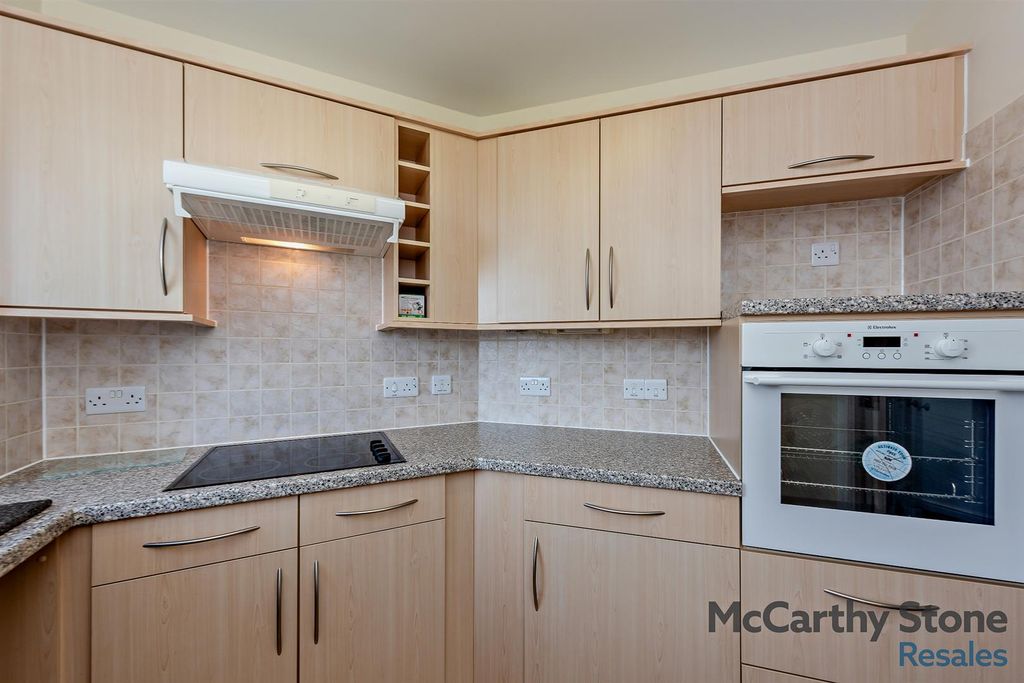 Property photo 3 of 22 8638542-Interior14-800.Jpg