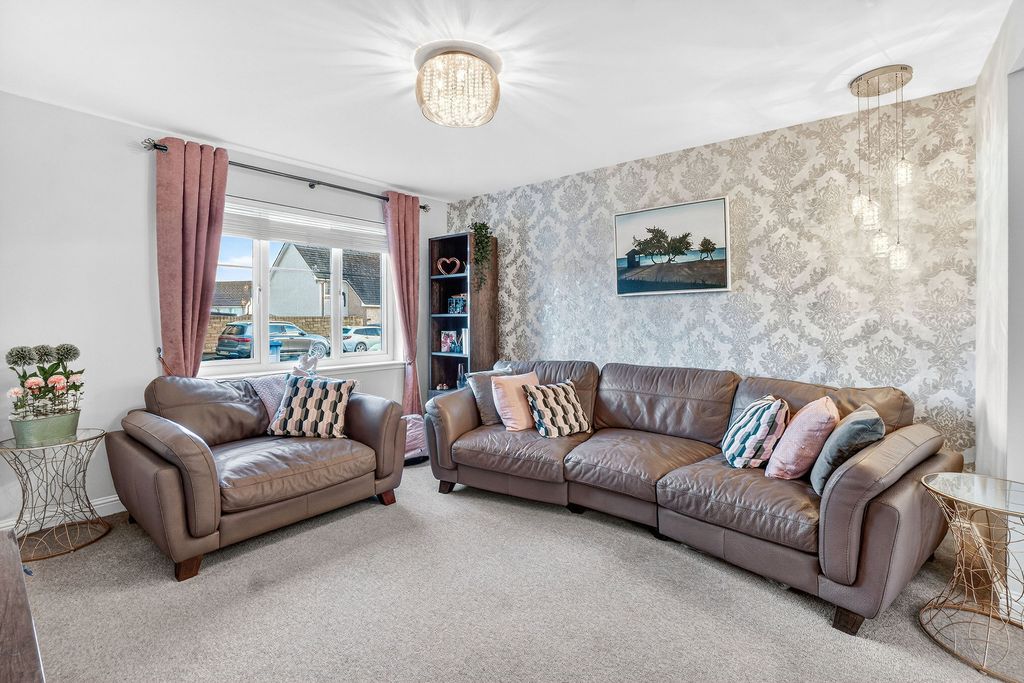 Property photo 3 of 31 Lounge