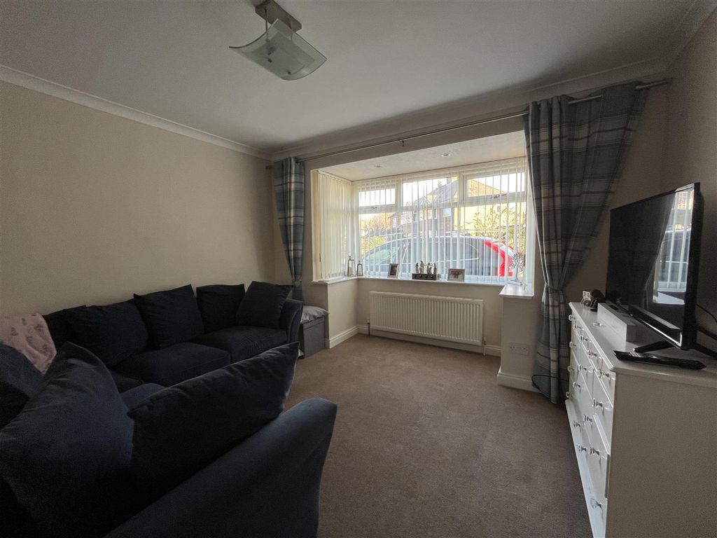 Property photo 3 of 25 Lounge