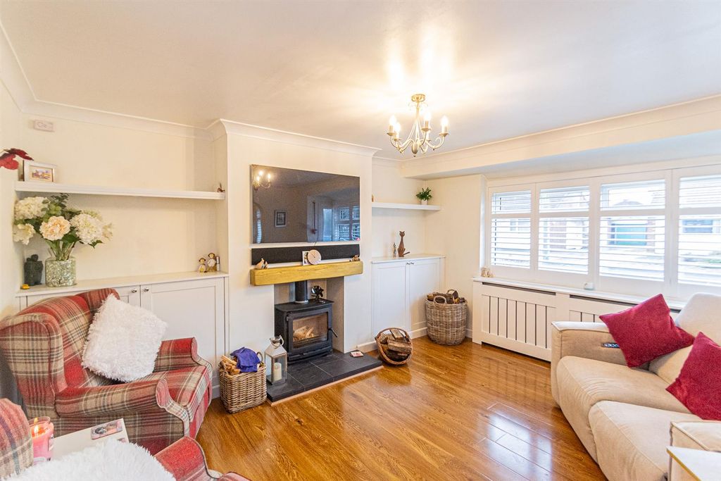 Property photo 3 of 16 Lounge 3