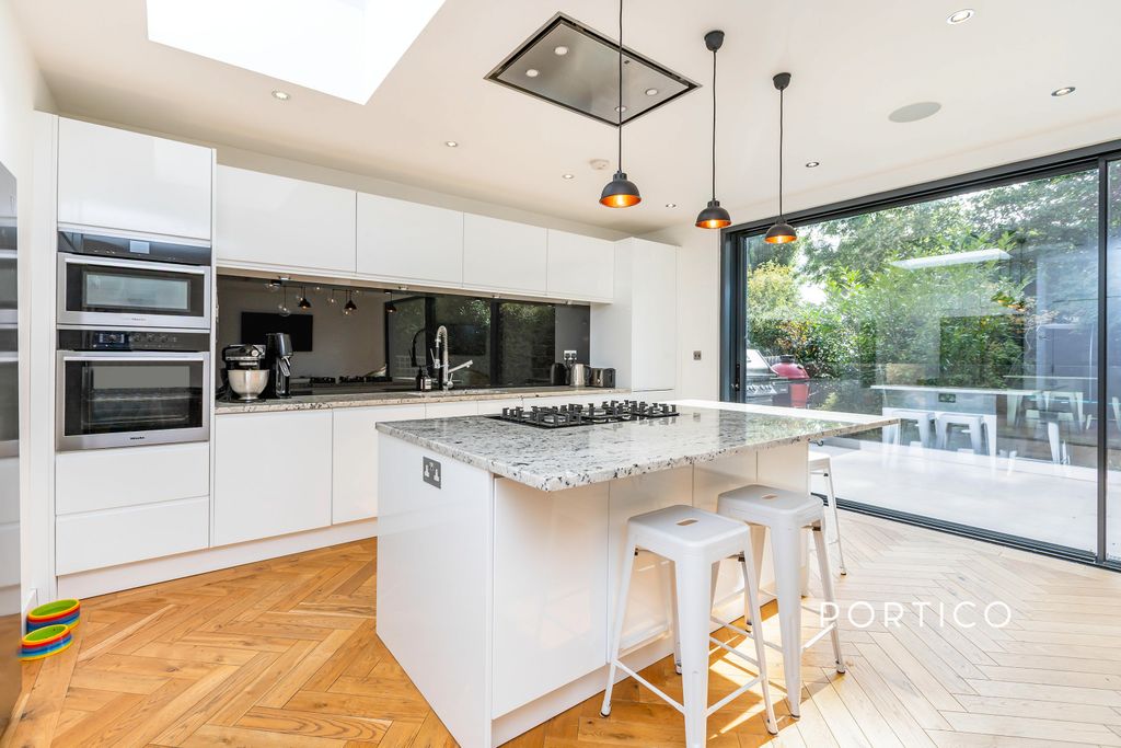 Property photo 2 of 8 8Canonburyparksouthl