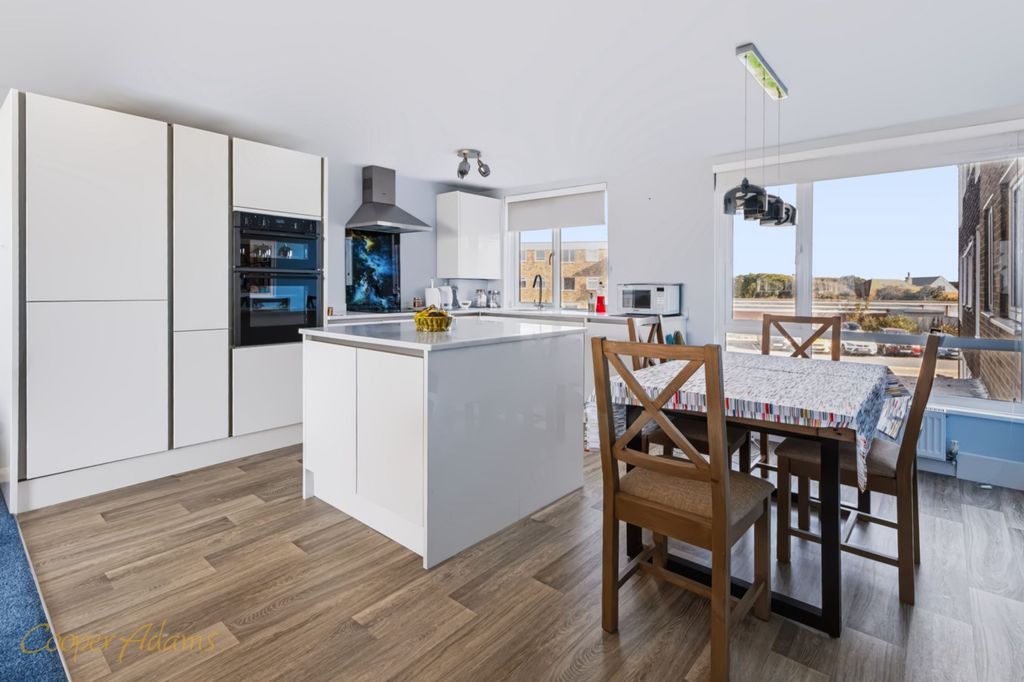 Property photo 3 of 11 Kitchen