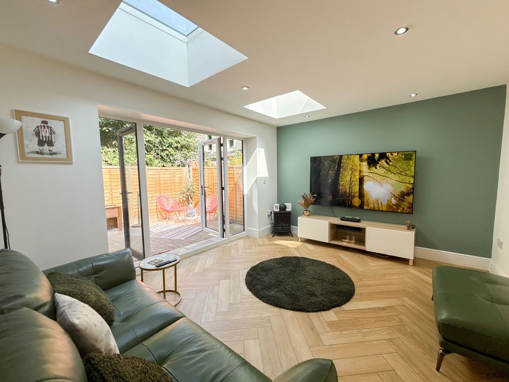 Property photo 2 of 12 Lounge