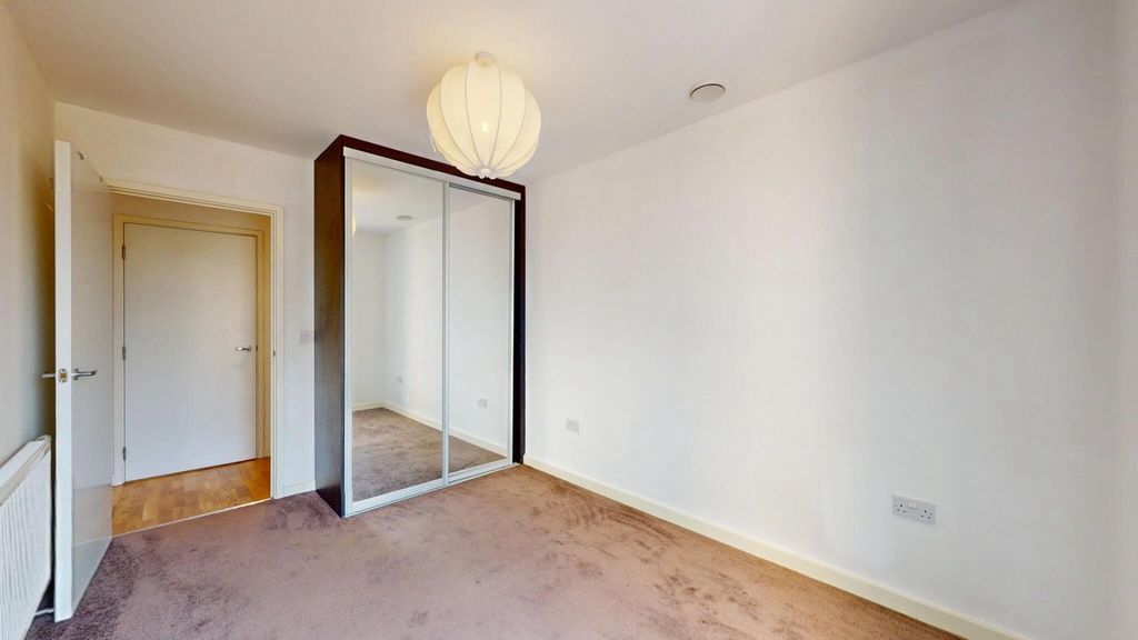 Property photo 2 of 14 A Bright And Clean Single Bedroom Featuring A Larg...