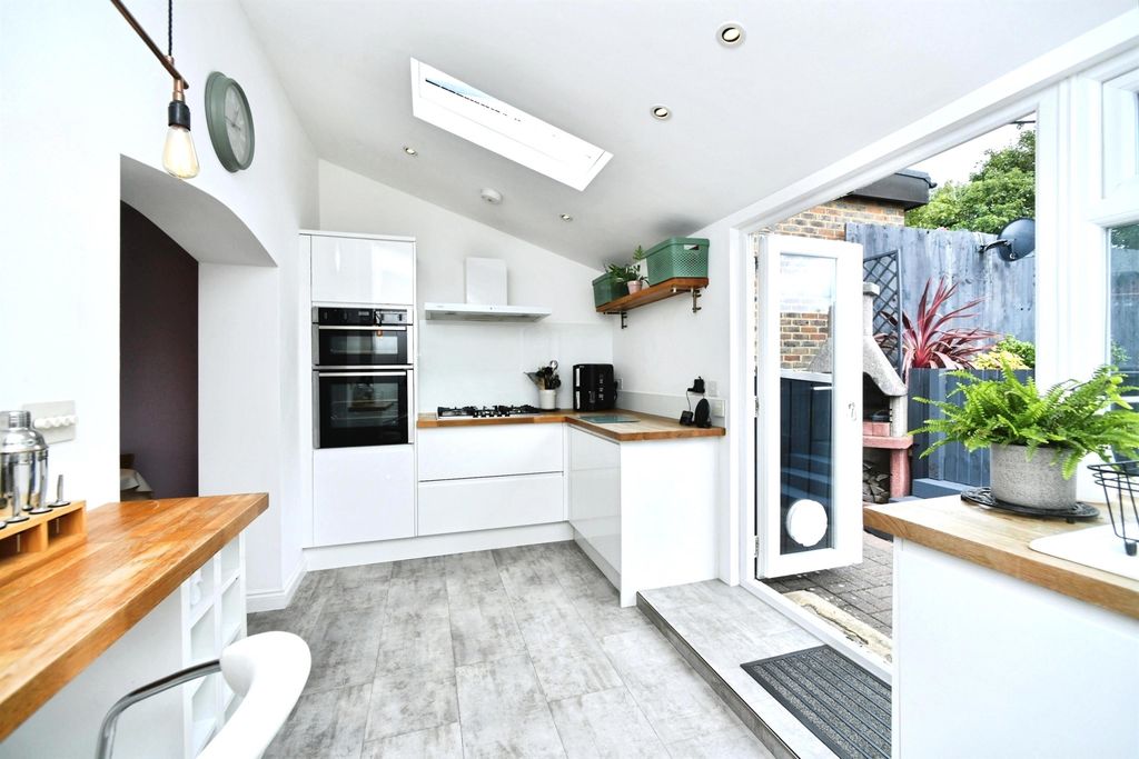 Property photo 2 of 31