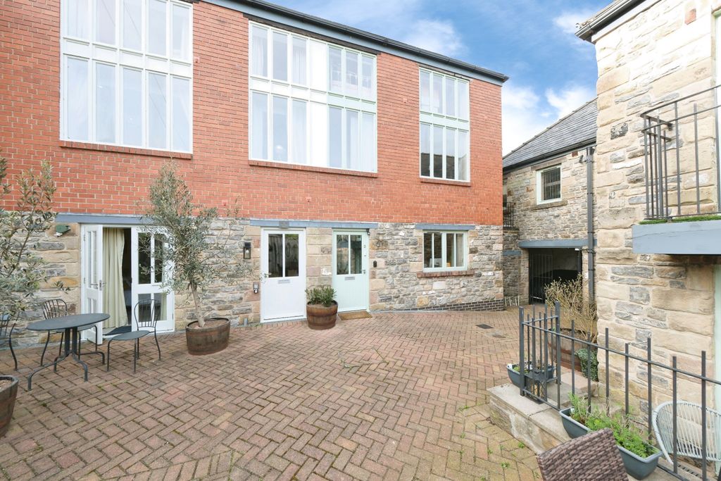 Property photo 1 of 16 Courtyard