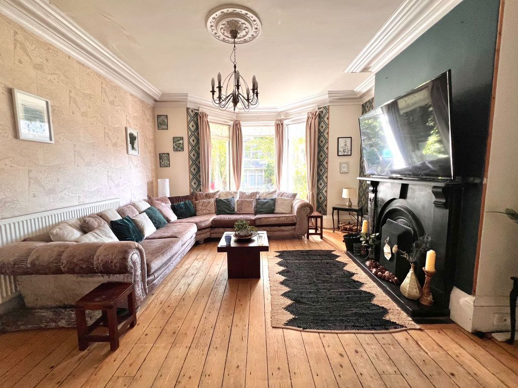 Property photo 1 of 17 Living Room