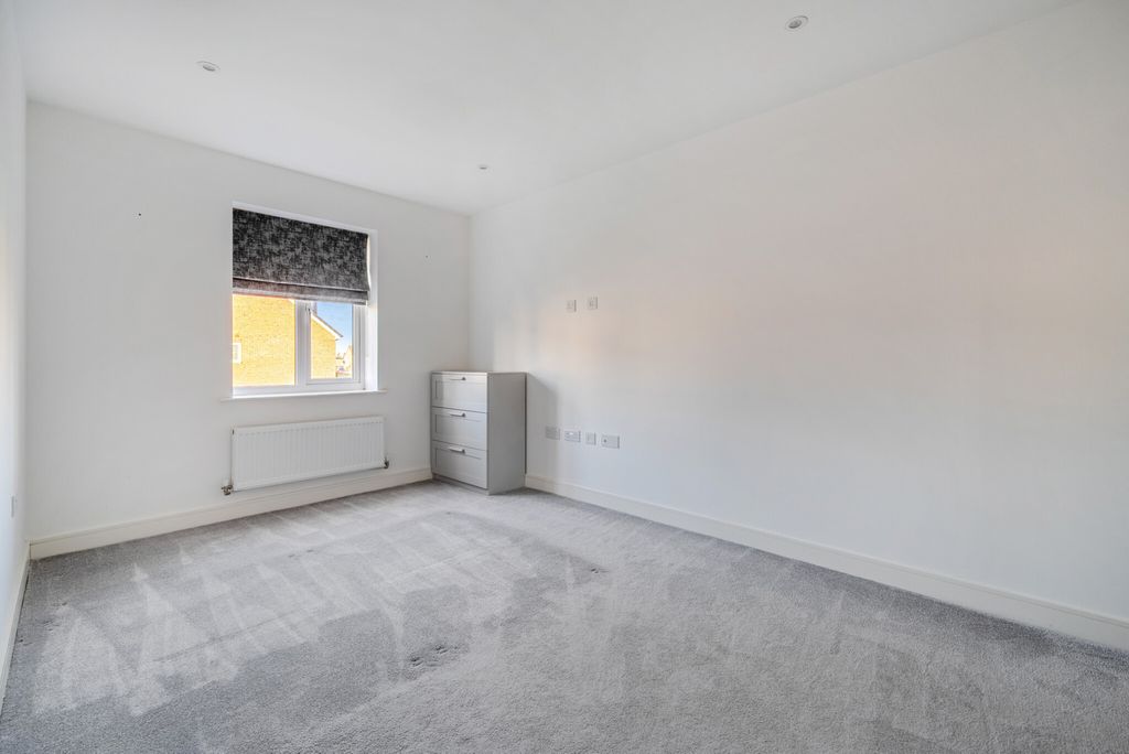 Property photo 3 of 26 1388634-1-693Fdd0...