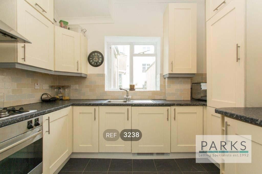 Property photo 2 of 10 Kitchen