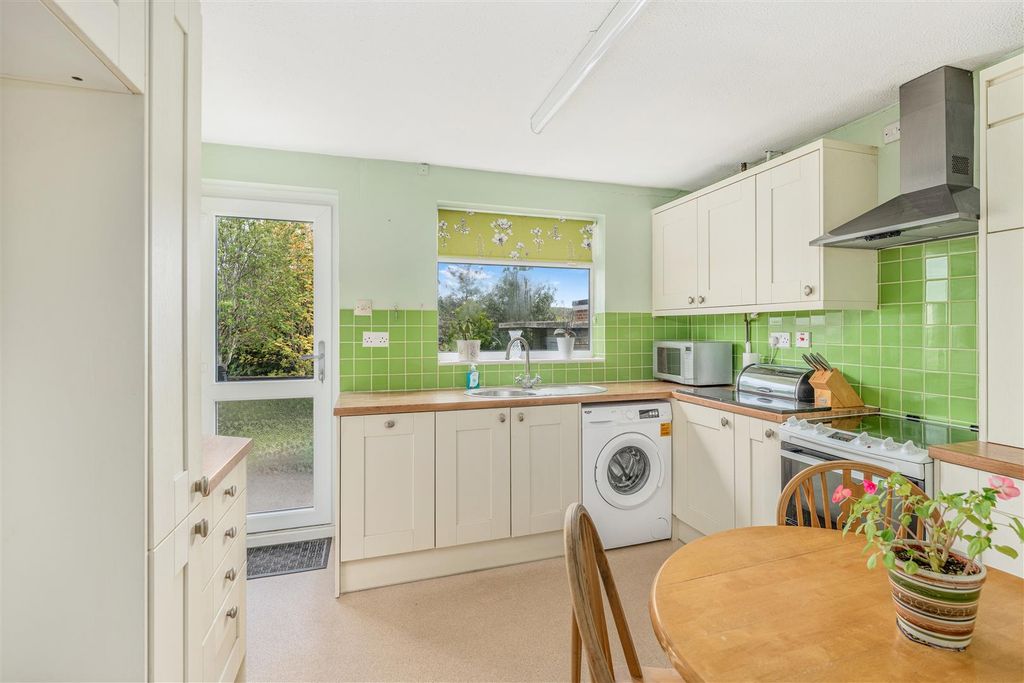 Property photo 3 of 13 33 Mewburn Road, Banbury-8.Jpg