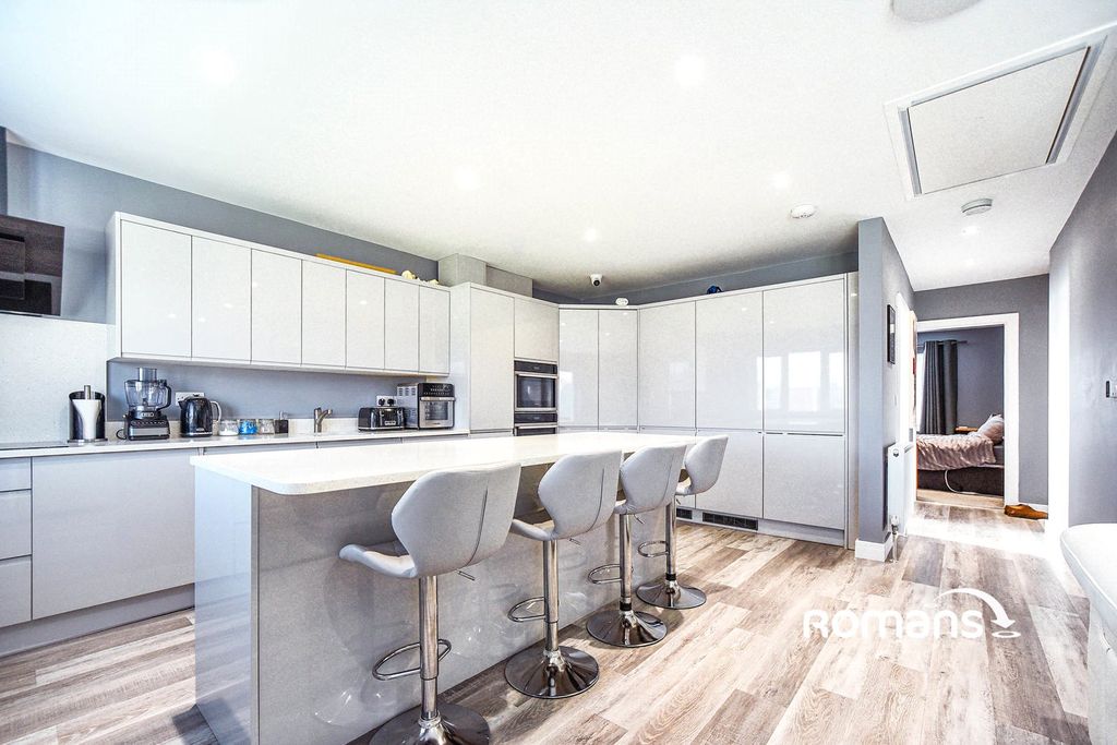 Property photo 2 of 10 Kitchen 1