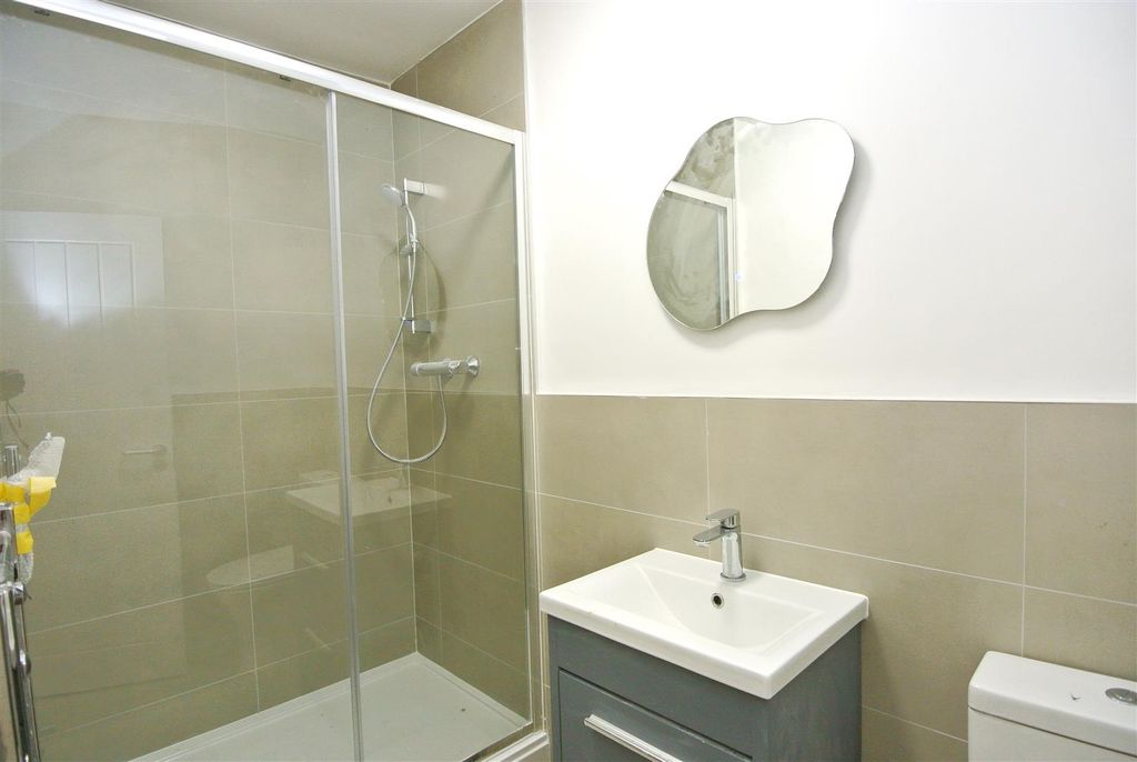 Property photo 3 of 5 Bathroom.Jpg