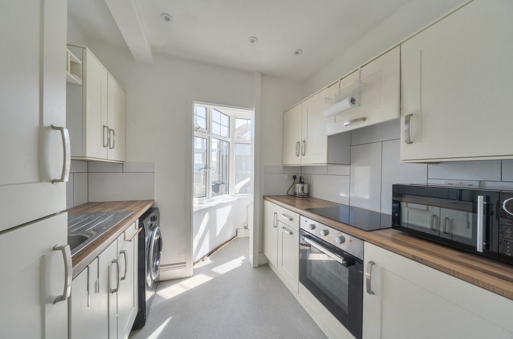 Property photo 3 of 9 1454414-12-69F1Cb...