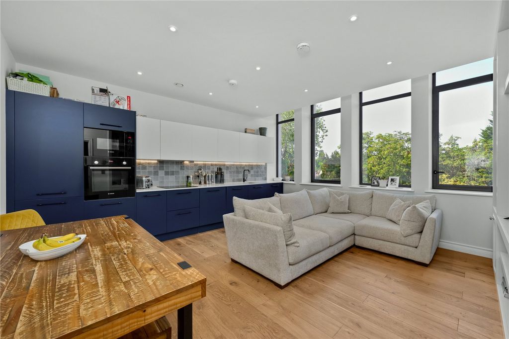 Property photo 1 of 11 Kitchen/Reception