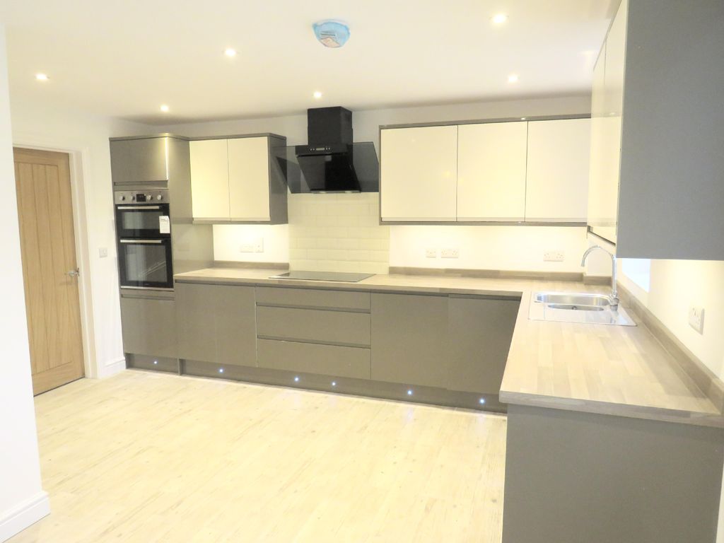 Property photo 3 of 17 Kitchen