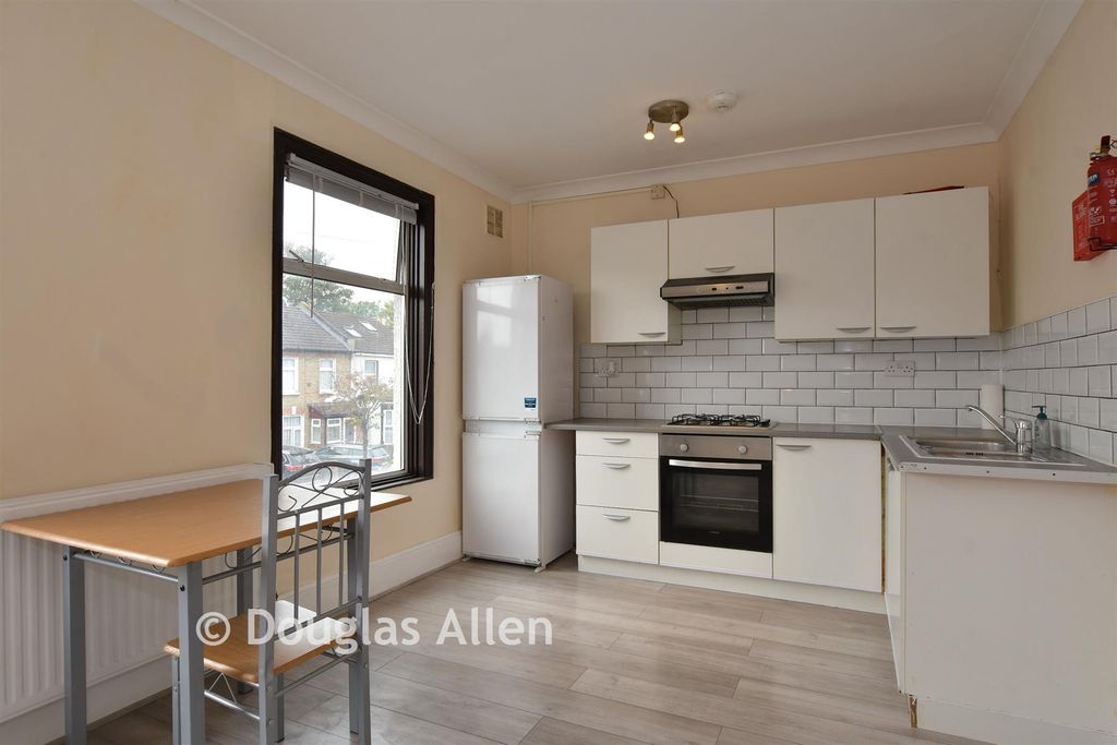Property photo 1 of 6 Lounge/Kitchen /Dining Room