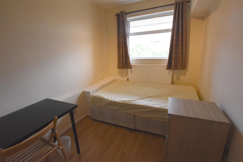 Property photo 3 of 10 Bed1.Jpg