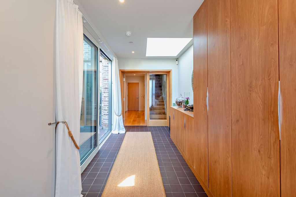 Property photo 2 of 32