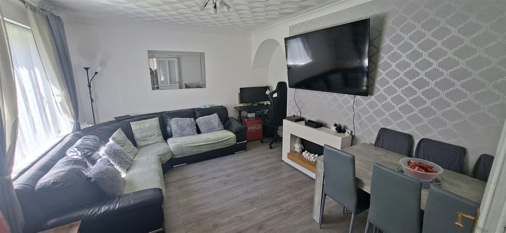 Property photo 2 of 16 Lounge
