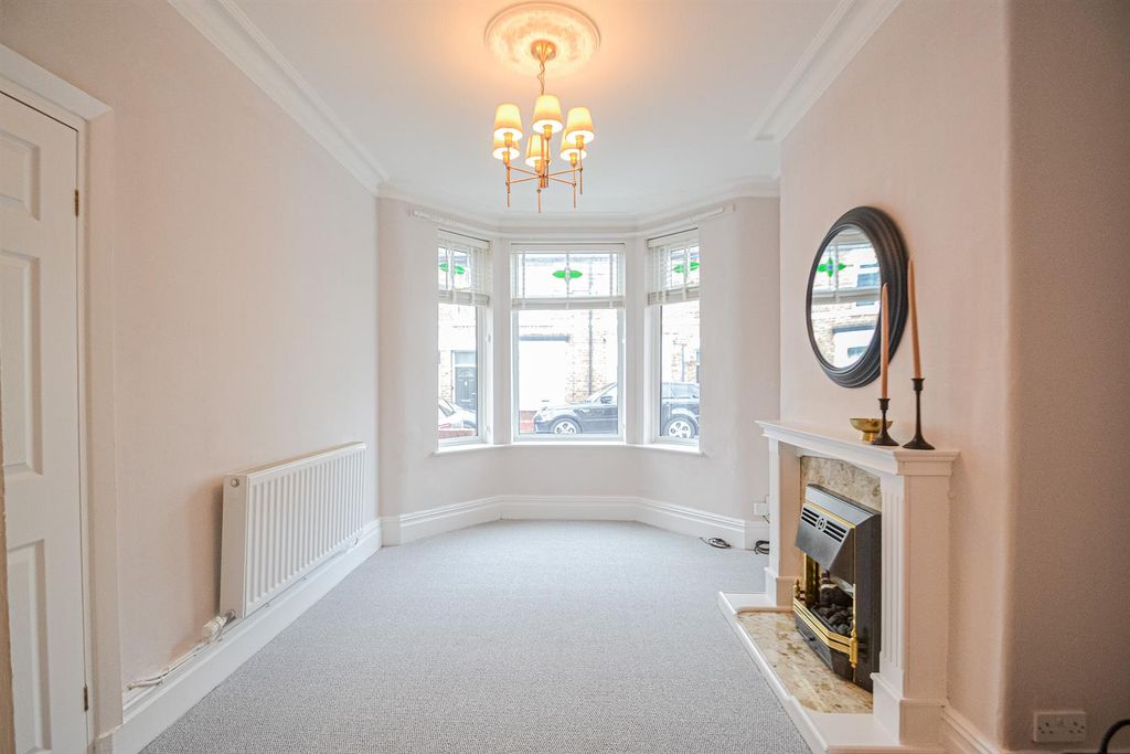 Property photo 3 of 12 Lounge