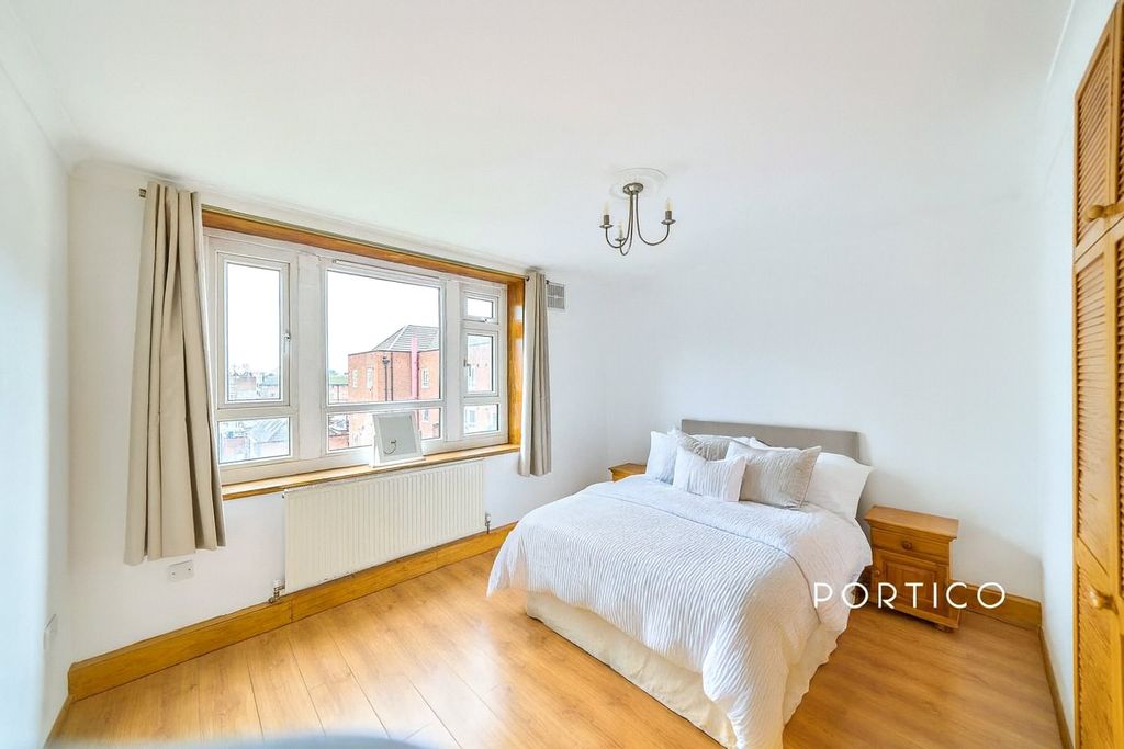 Property photo 1 of 14 Bedroom 1