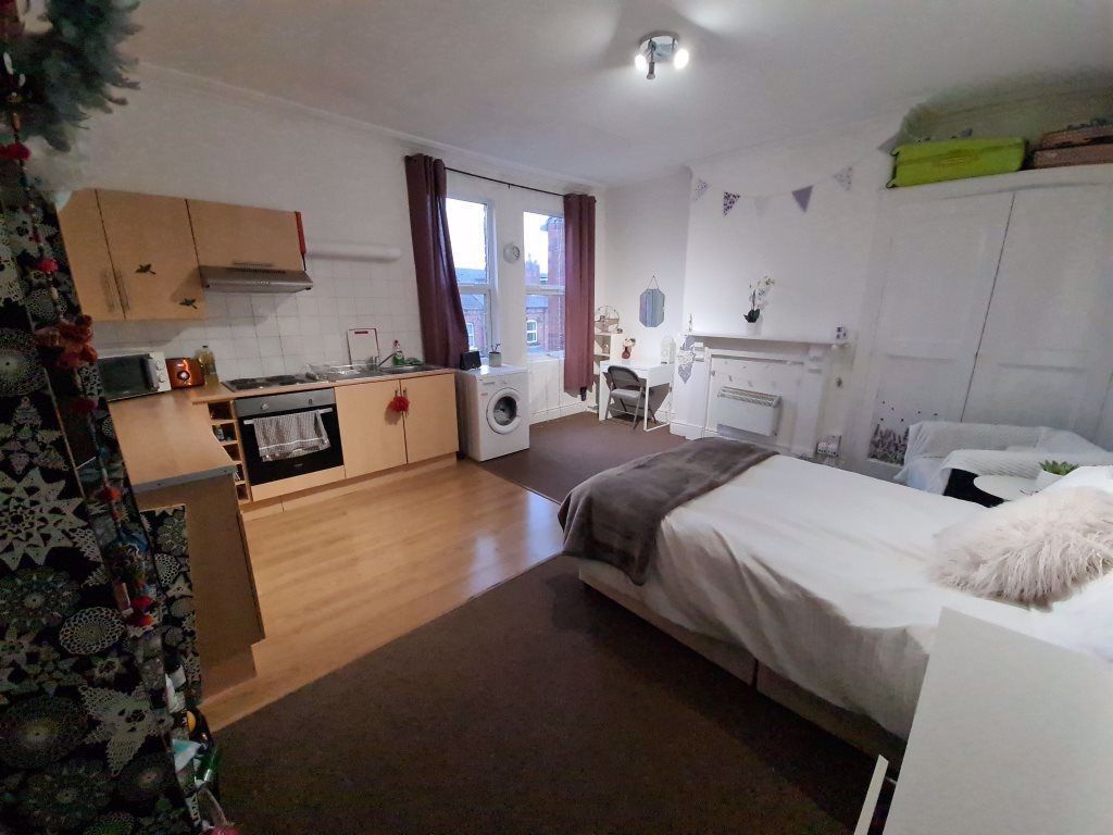 Property photo 2 of 6 Bright And Spacious Bedroom Featuring A Comfortabl...