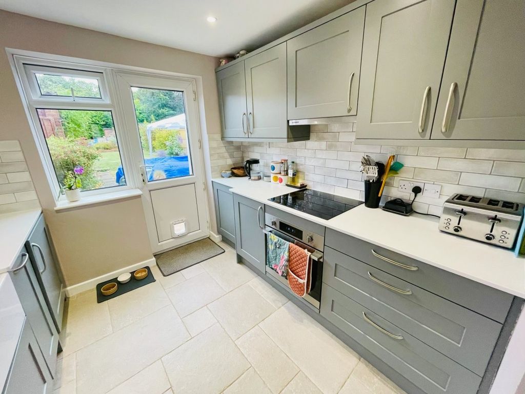 Property photo 3 of 18 Kitchen