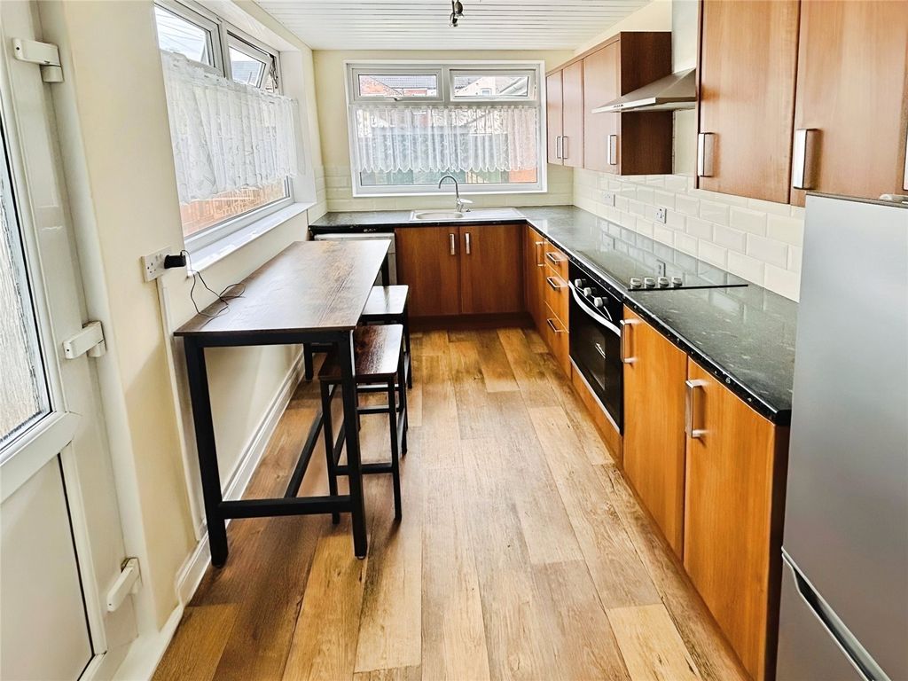 Property photo 3 of 9 Kitchen