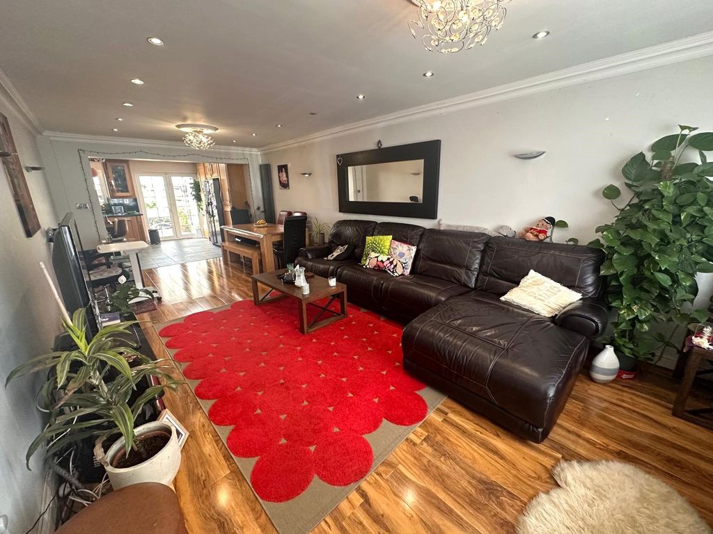 Property photo 2 of 17 Lounge