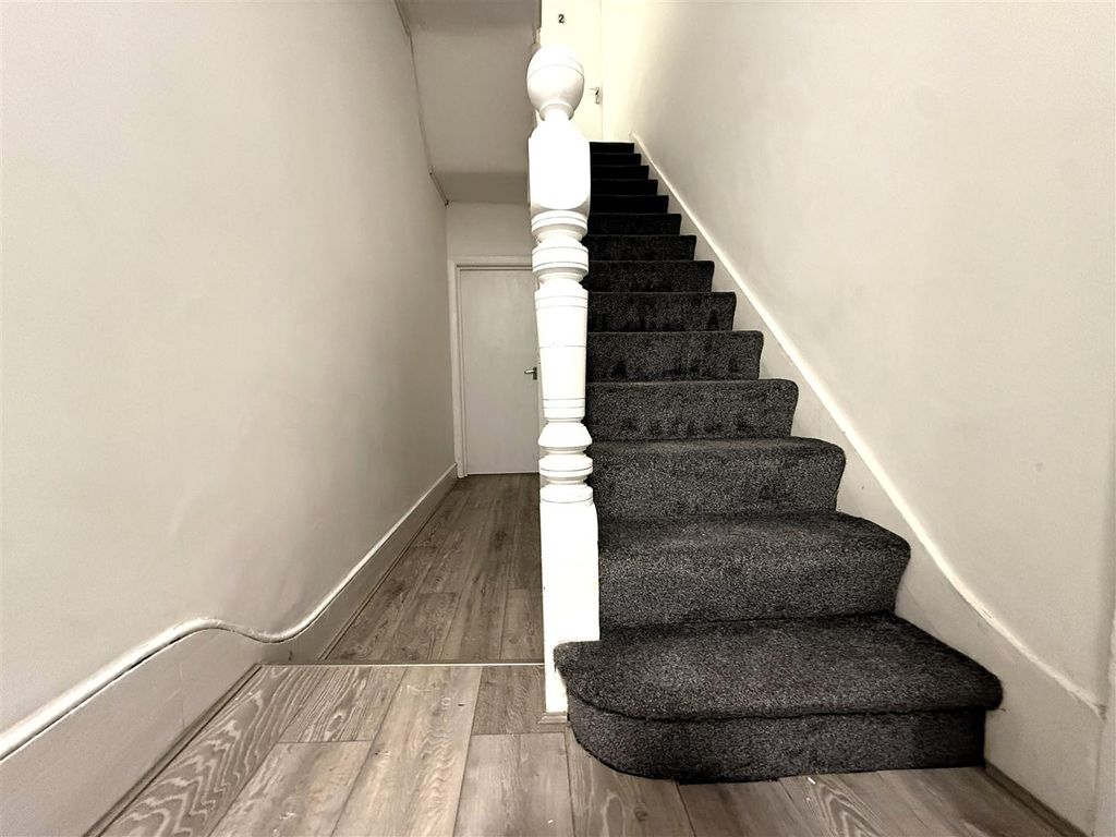 Property photo 2 of 6 Groun Stairs Lasc.Jpg