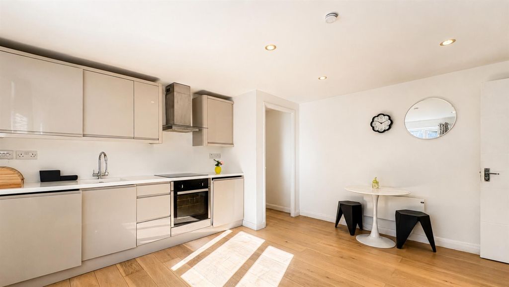 Property photo 1 of 11 Jade Close, 1 Bed For Sale By Barrain London Estat