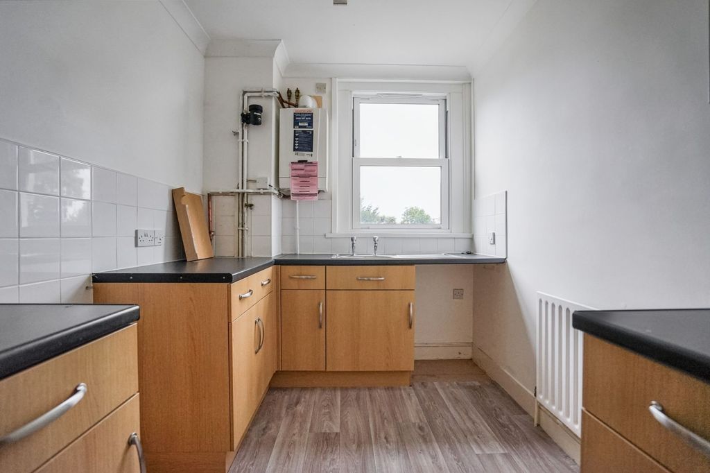 Property photo 3 of 20 Flat C, 57 Queens Road, Tunbridge Wells, Kent Tn4 9Na