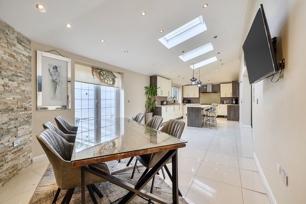 Property photo 2 of 21 1437649-9-69cd1dc...