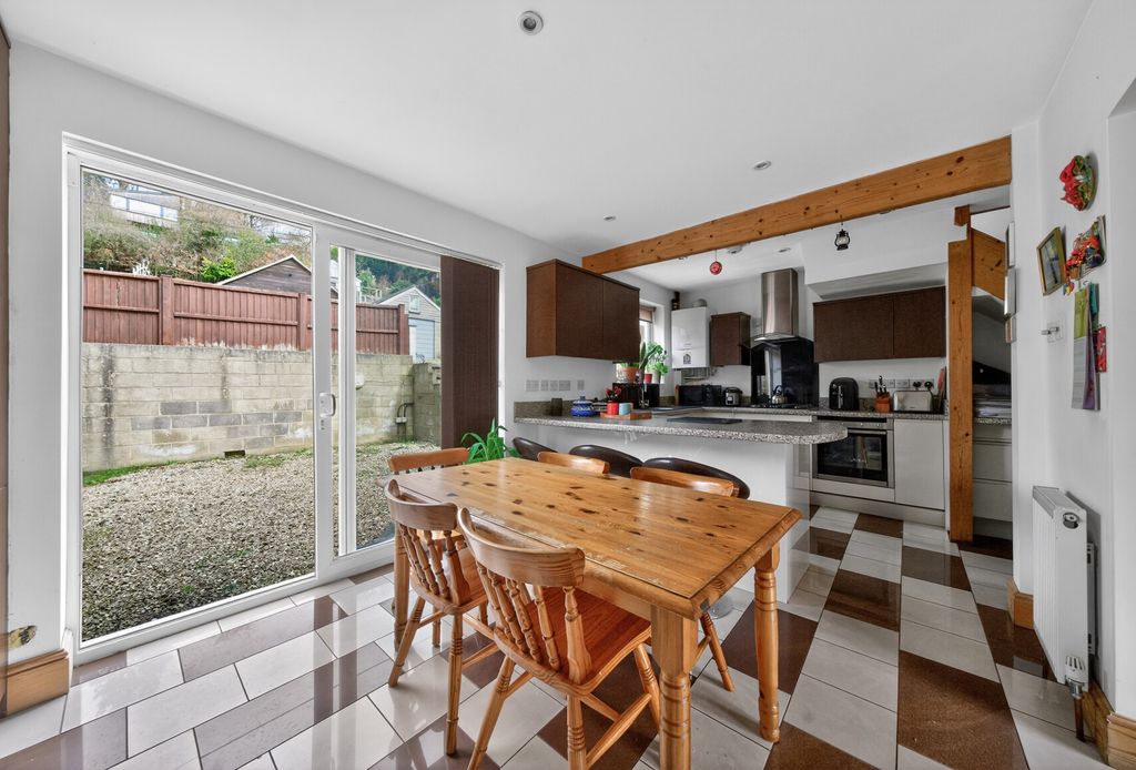 Property photo 2 of 25 1424115-10-69c572...