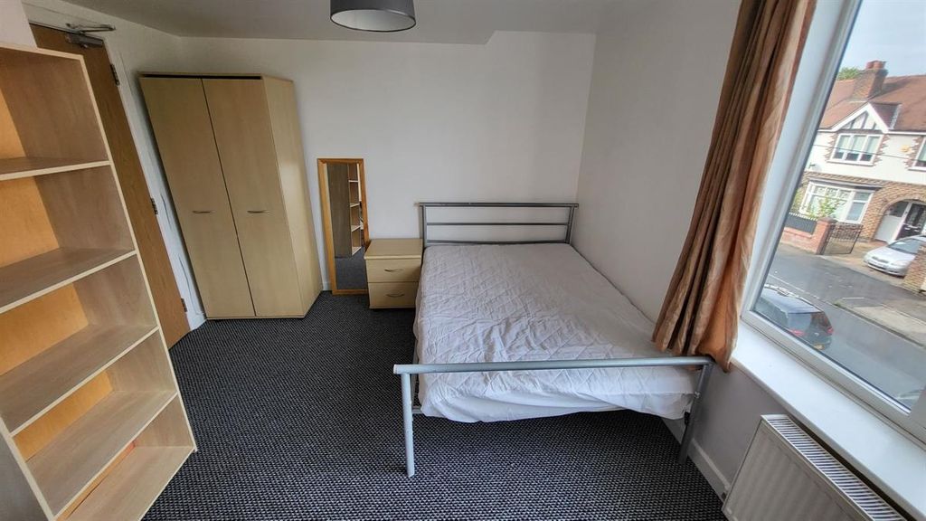 Property photo 3 of 15 Bright And Tidy Double Bedroom Featuring A Large W...