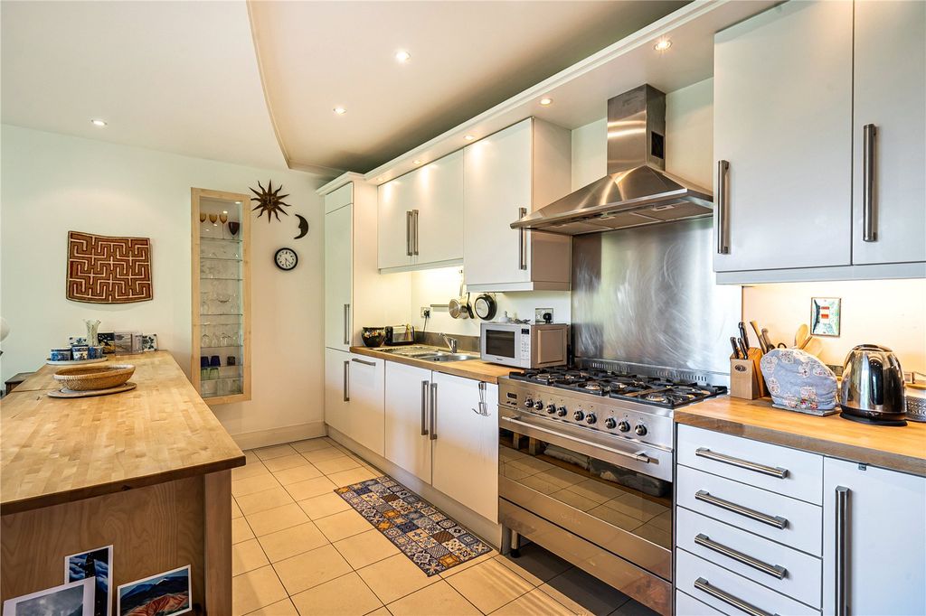 Property photo 2 of 21 Reception/Kitchen