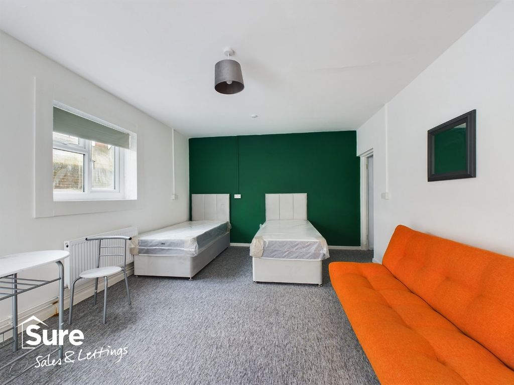 Property photo 1 of 12 2989012