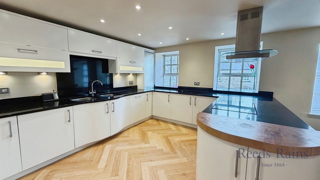 Property photo 3 of 16 Kitchen