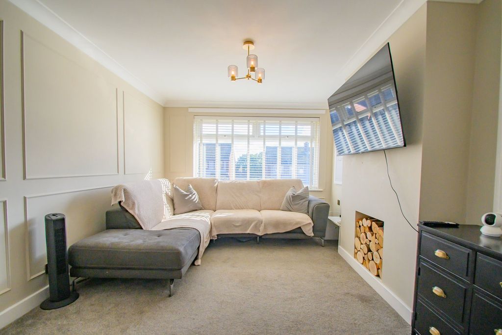 Property photo 2 of 25