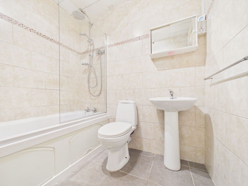 Property photo 3 of 8 Bathroom