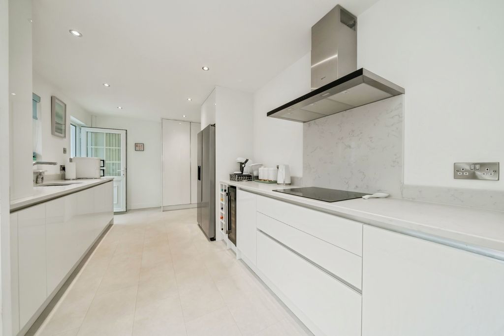 Property photo 2 of 14 Kitchen