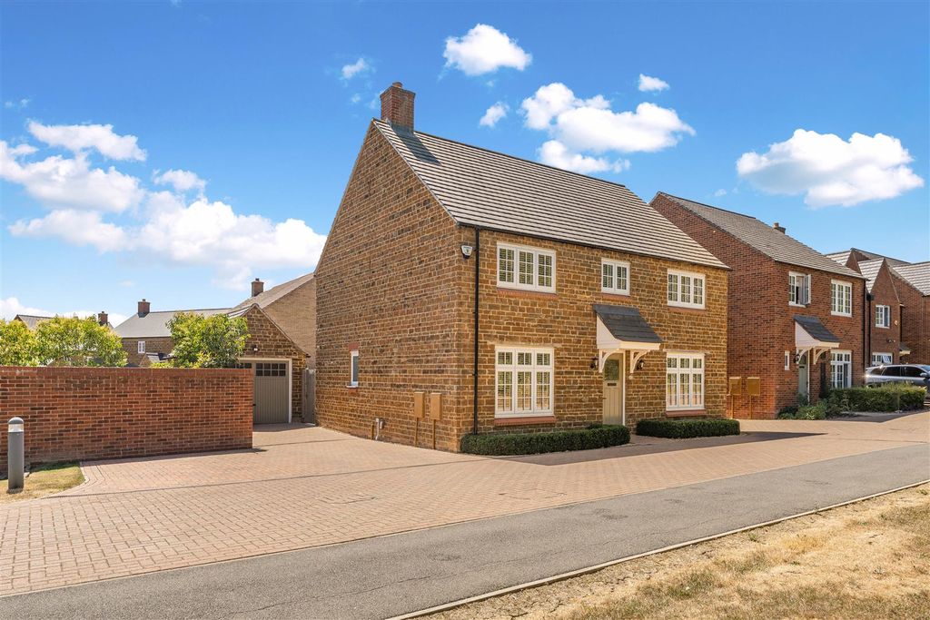 Property photo 1 of 24 11 Bateman Close, Banbury-3.Jpg