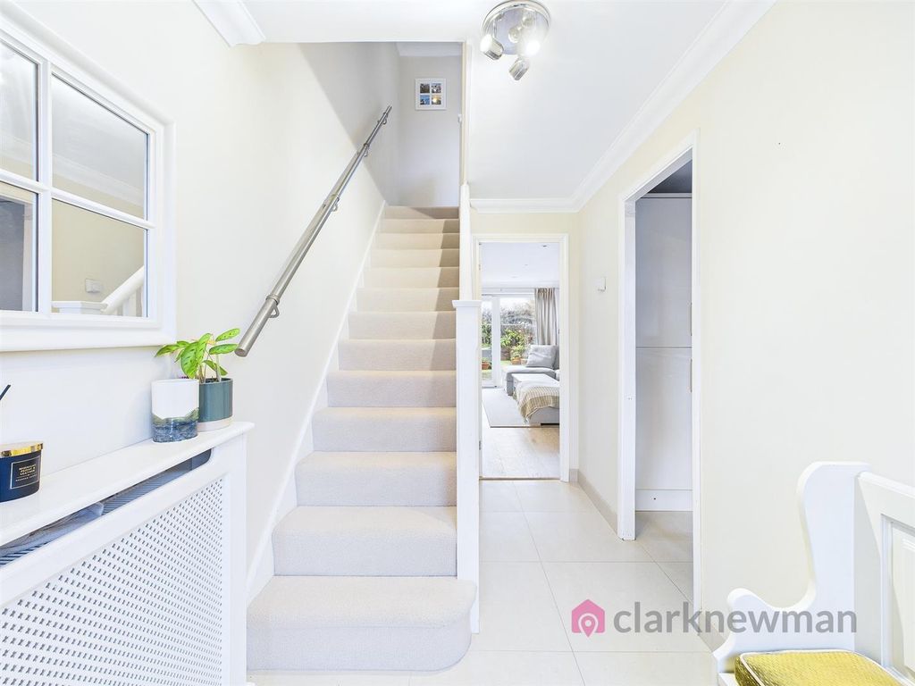 Property photo 2 of 11 Entrance Hall