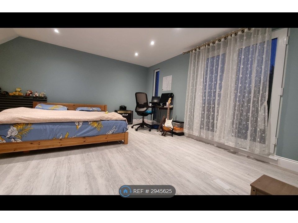 Property photo 3 of 14 Ensuite Bedroom Top Floor