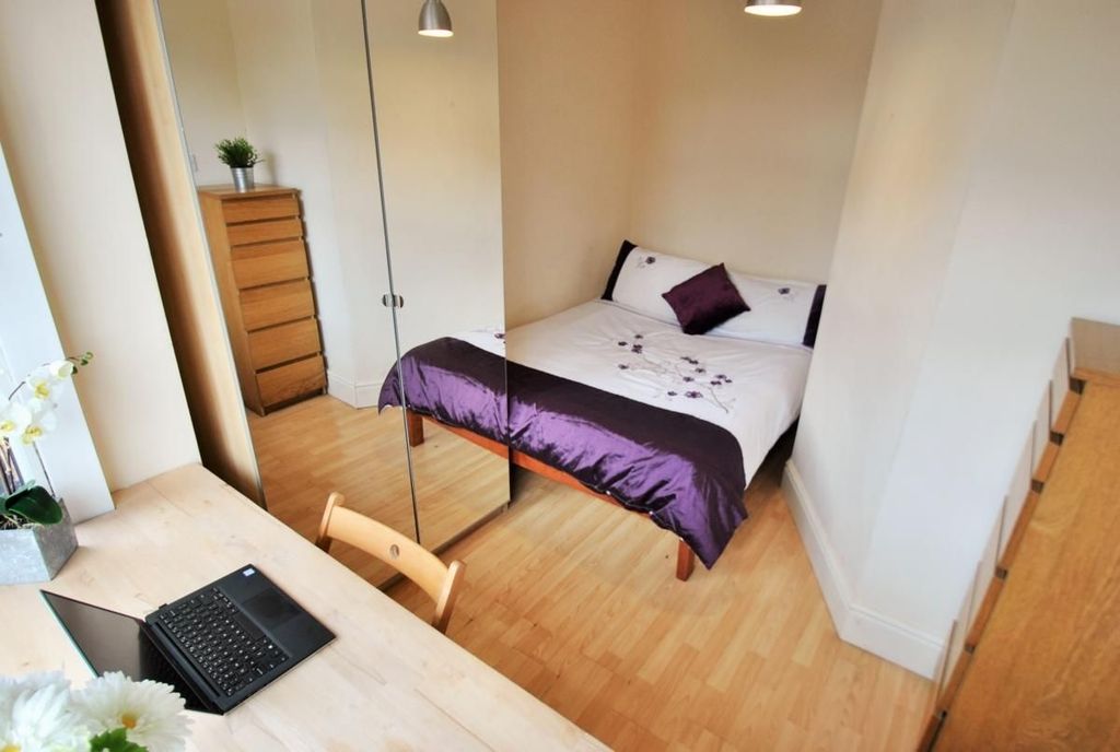 Property photo 3 of 15 A Bright And Tidy Double Bedroom Featuring A Comfo...