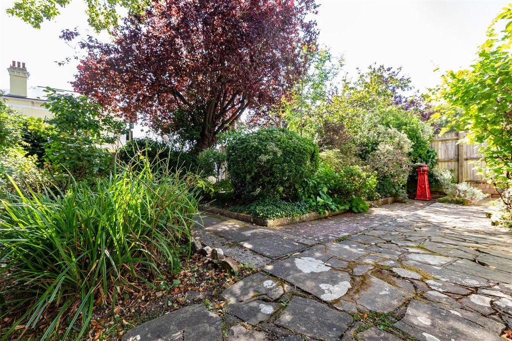 Property photo 2 of 13 Garden