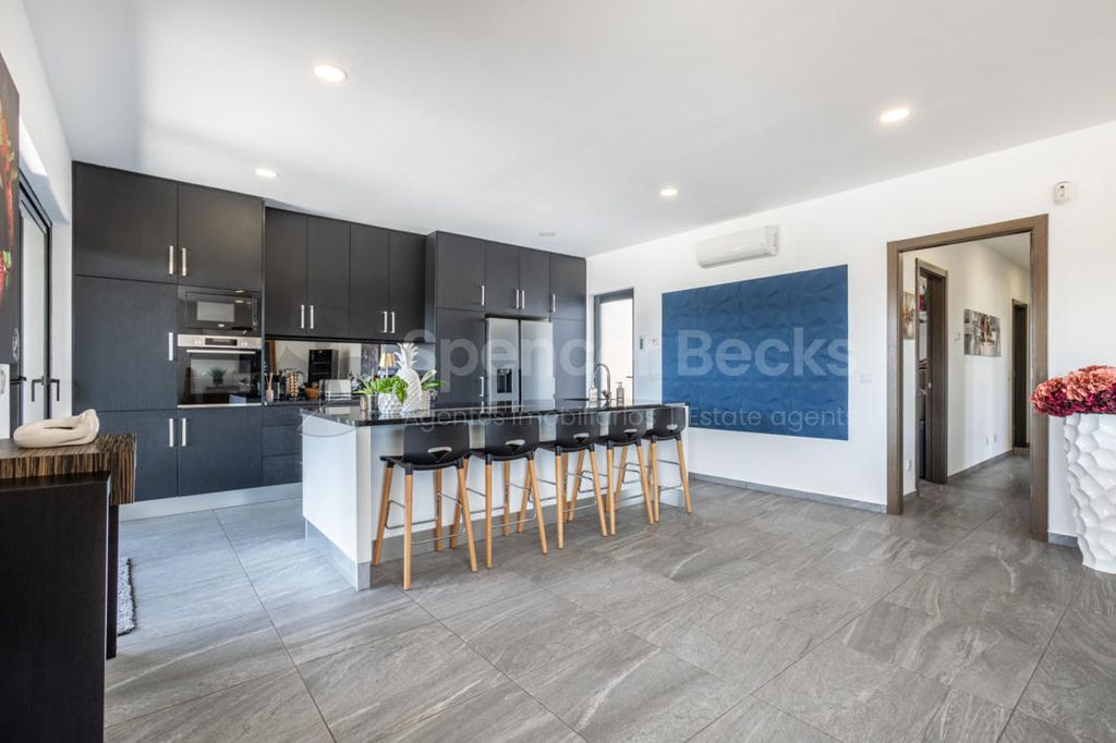 Property photo 3 of 39