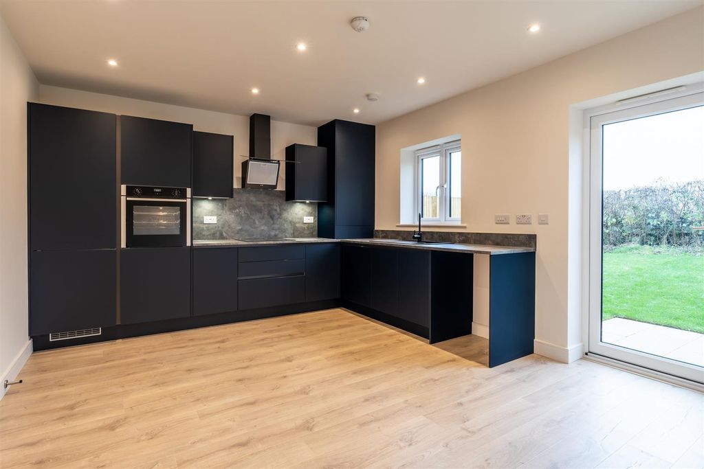 Property photo 1 of 17 Dining Kitchen