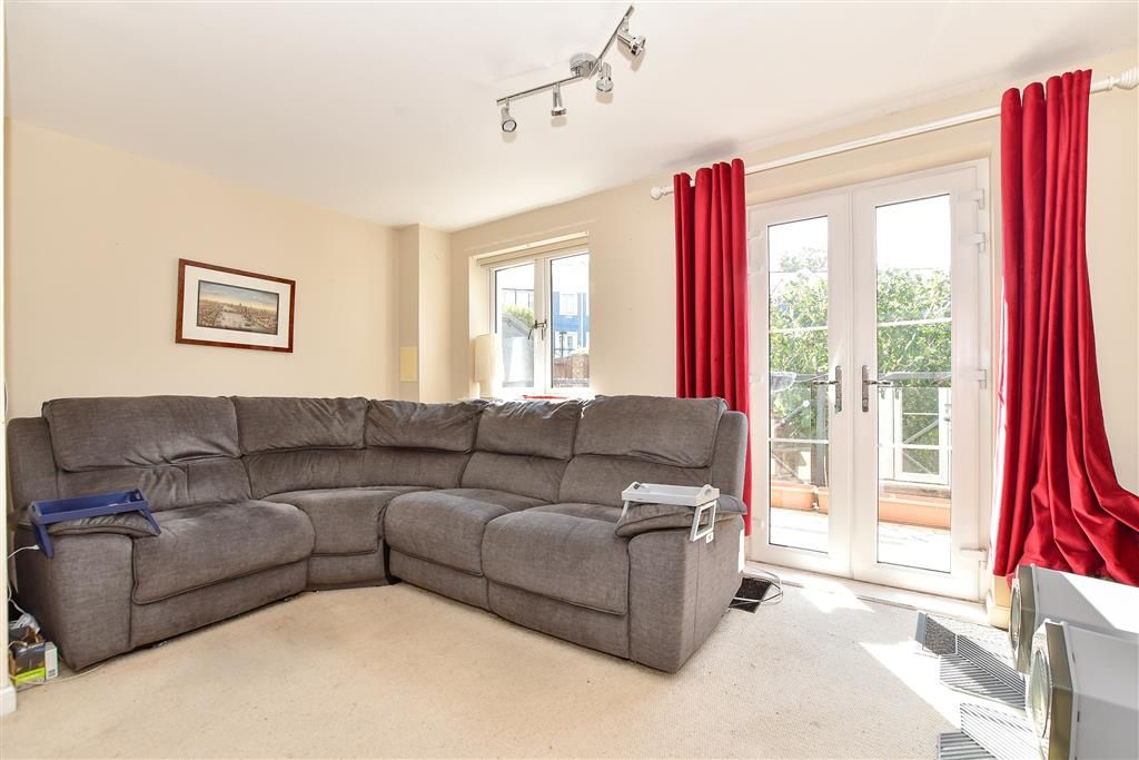 Property photo 3 of 17 Lounge